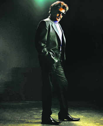 VAANATHIL IRUNTHU SINTHUM MALAI TULIKALAI BOOMI ETHU KOLVATHAI POL,
EN ITHAYATHIL IRUNTHU SINTHUM NATPU TULIKALAI NEENGAL ETHU 